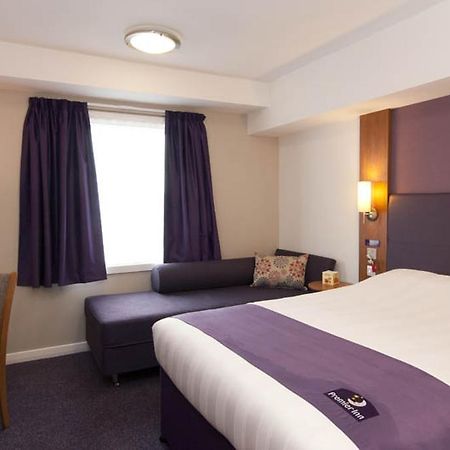Premier Inn Epsom Central Esterno foto