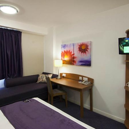 Premier Inn Epsom Central Esterno foto