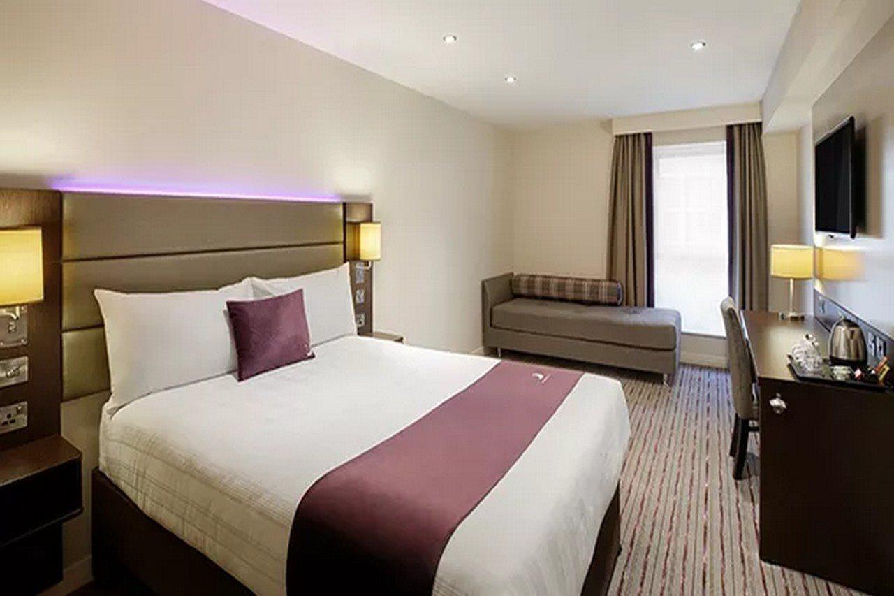 Premier Inn Epsom Central Esterno foto