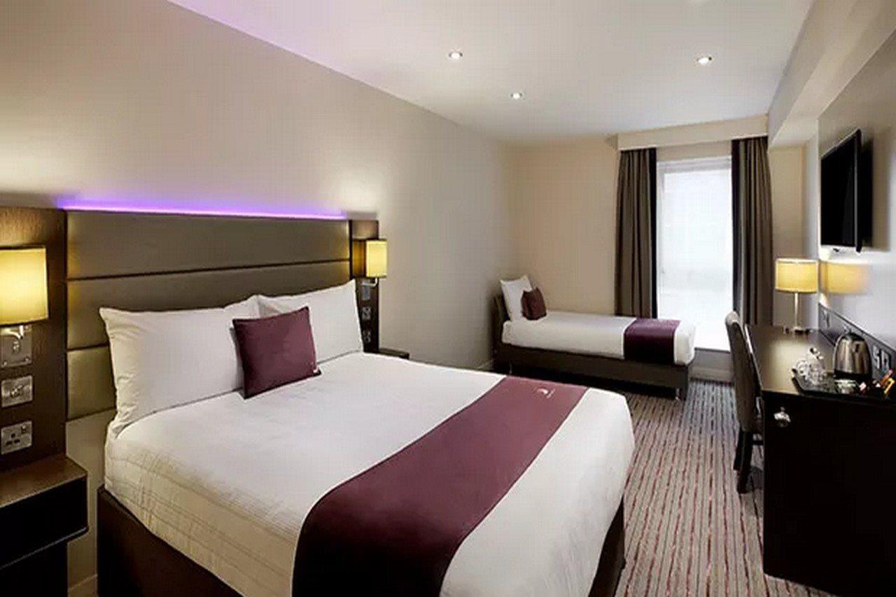 Premier Inn Epsom Central Esterno foto
