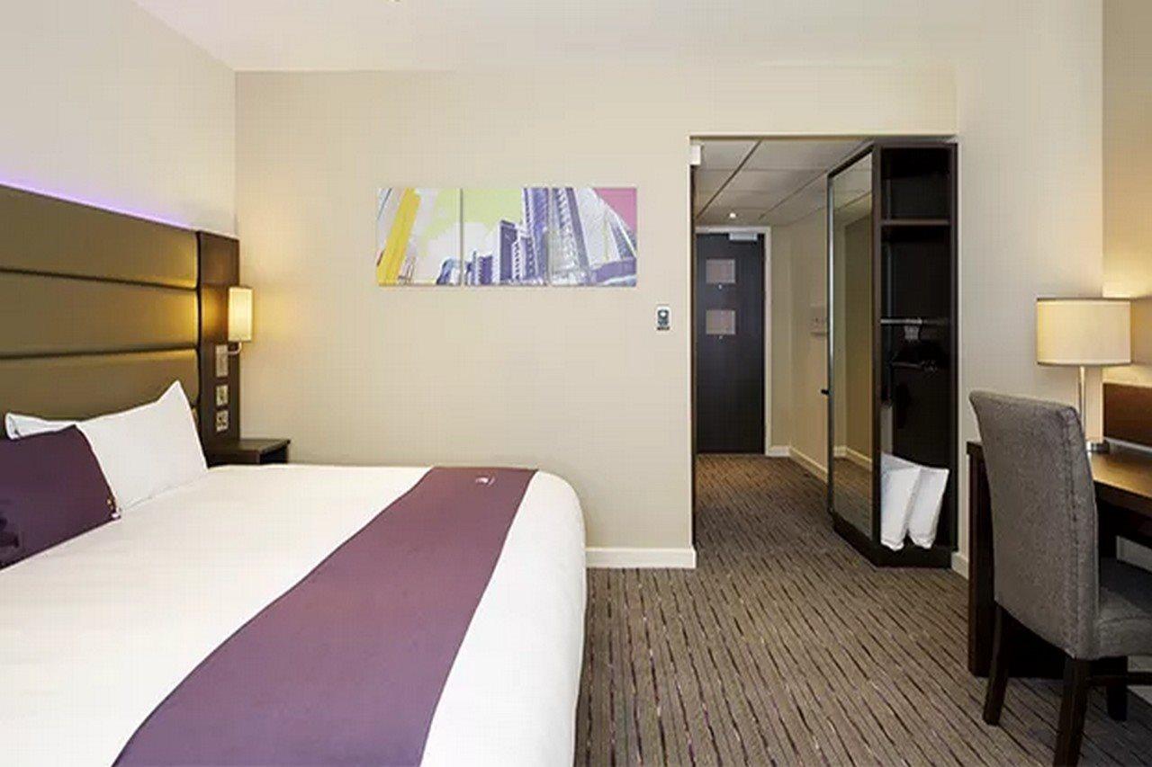 Premier Inn Epsom Central Esterno foto