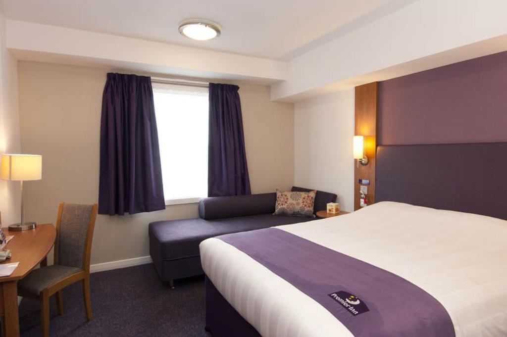 Premier Inn Epsom Central Esterno foto