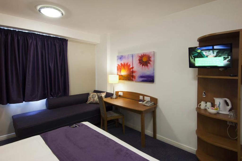 Premier Inn Epsom Central Esterno foto