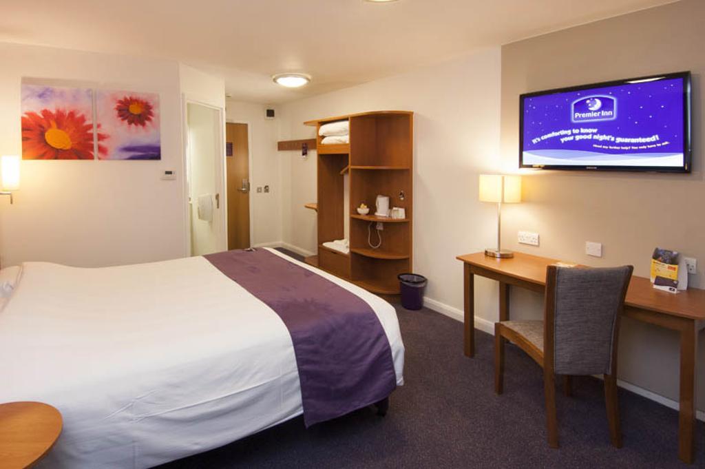 Premier Inn Epsom Central Esterno foto