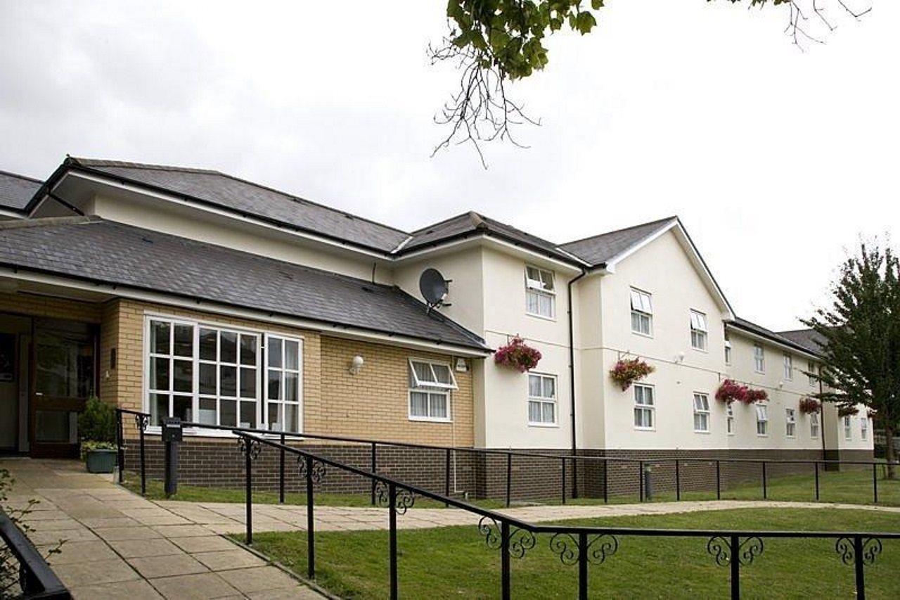 Premier Inn Epsom Central Esterno foto