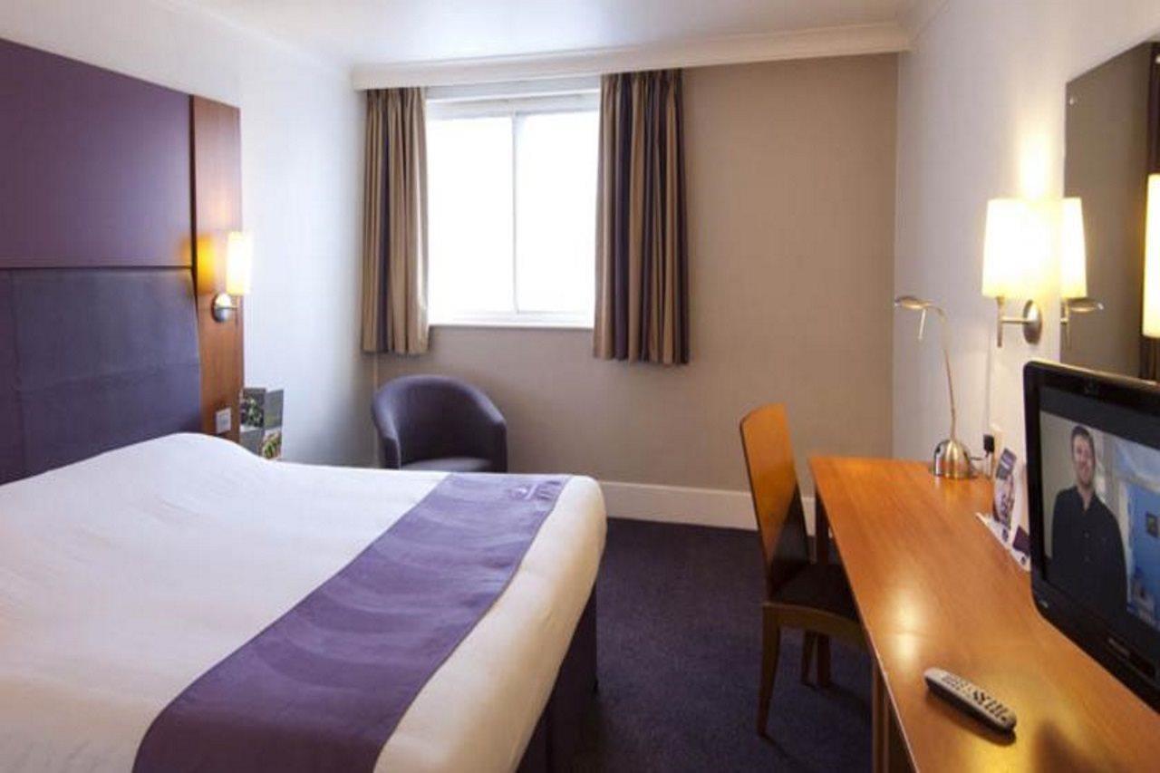 Premier Inn Epsom Central Esterno foto