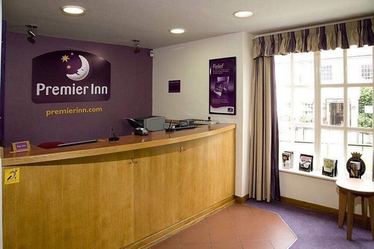 Premier Inn Epsom Central Esterno foto
