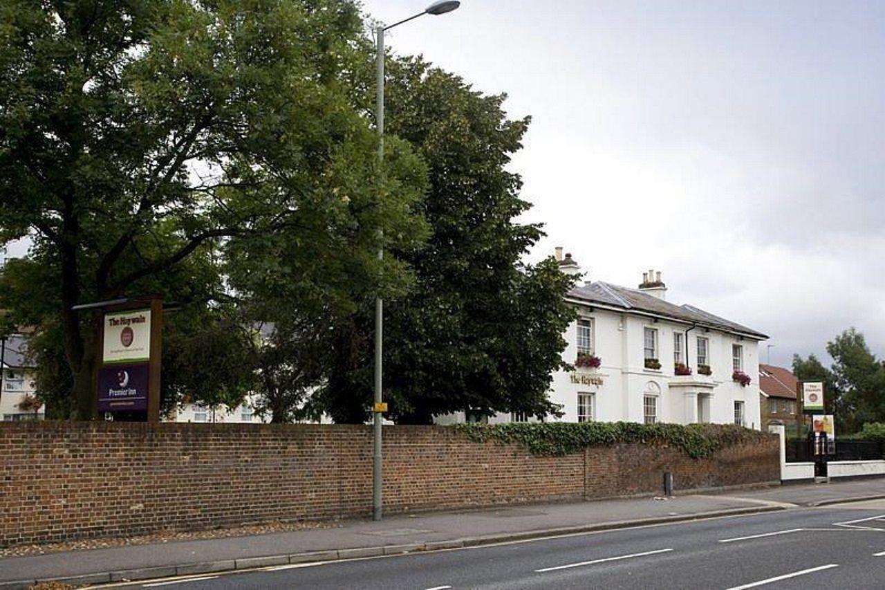 Premier Inn Epsom Central Esterno foto