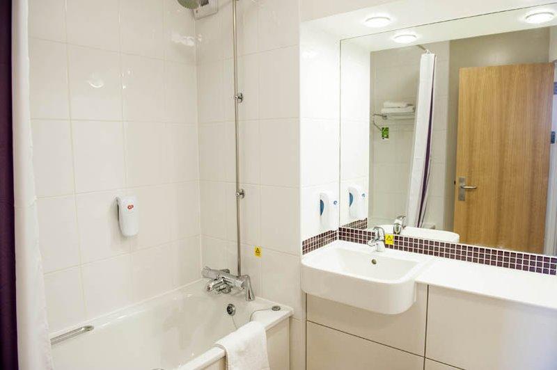 Premier Inn Epsom Central Esterno foto