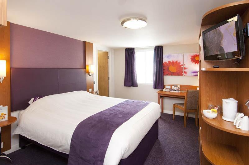 Premier Inn Epsom Central Esterno foto
