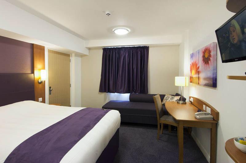 Premier Inn Epsom Central Esterno foto